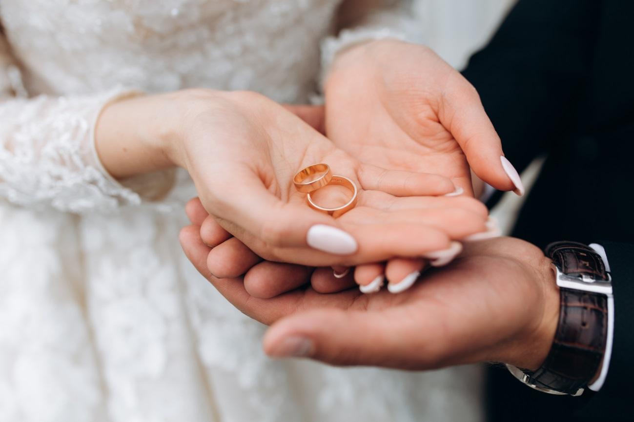 Saiba como o casamento religioso e o casamento civil se diferenciam em validade jurídica, exigências legais, direitos patrimoniais e possibilidade de divórcio.