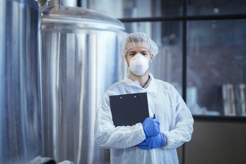 Cloro, amônia, solventes e reagentes são agentes insalubres. Veja como agir se não recebe o adicional de insalubridade e quais provas são necessárias.